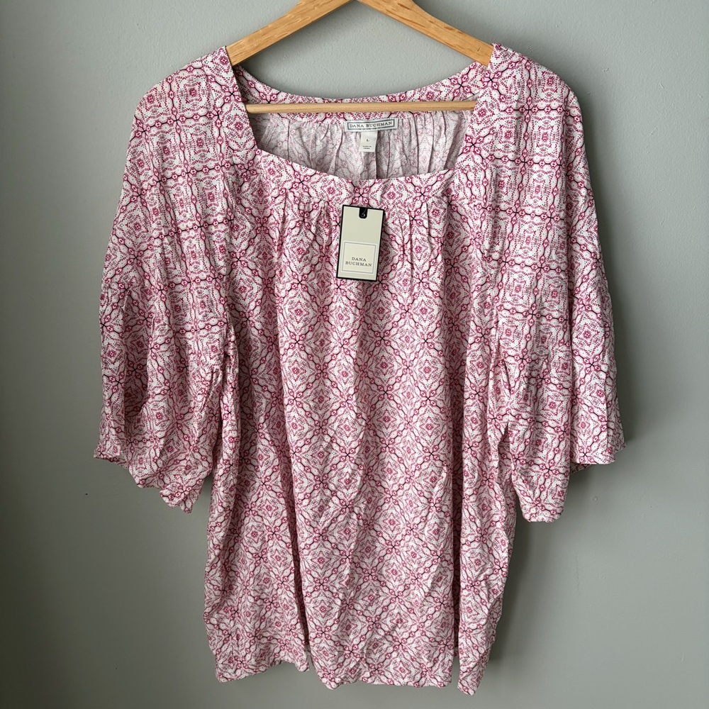 NWT Dana Buchman Women’s Pink & White Pattern short sleeves Blouse Size L